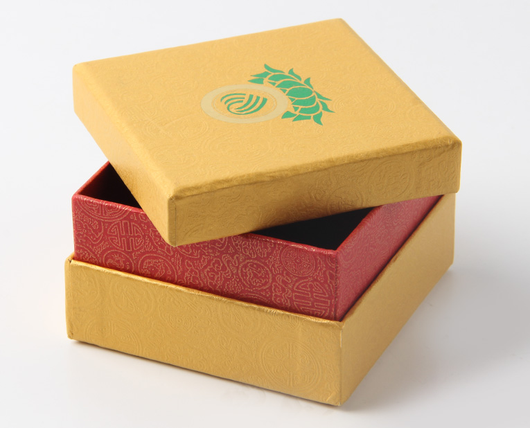 代表化妝品盒子廠家的老師傅，仔細(xì)比對(duì)3個(gè)小時(shí)，只為品質(zhì)
