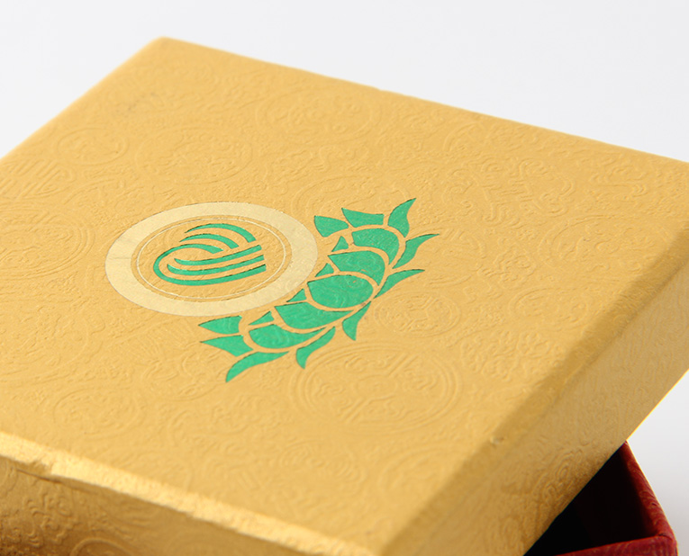 代表化妝品盒子廠家的老師傅，仔細(xì)比對(duì)3個(gè)小時(shí)，只為品質(zhì)